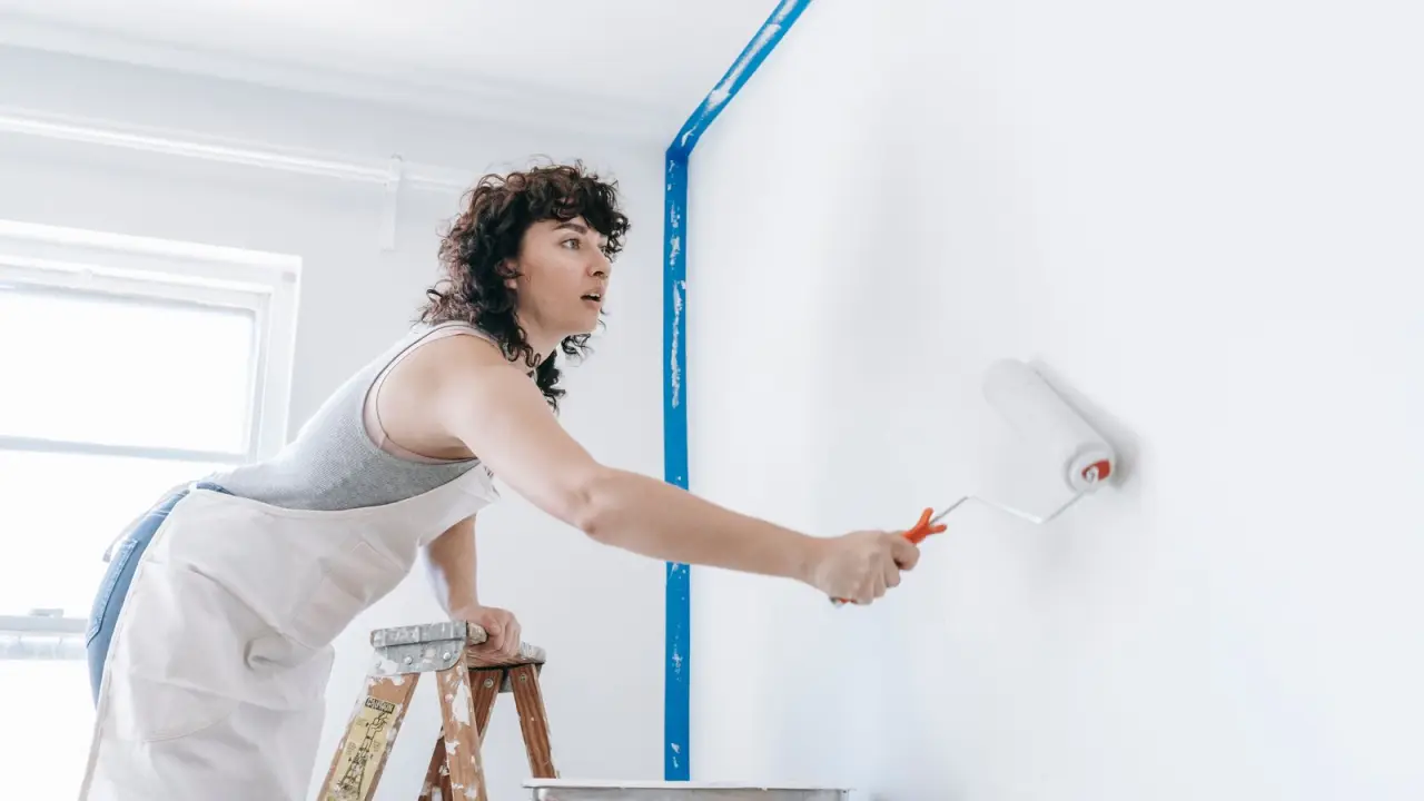 Application au rouleau d'une couche de finition sur un mur interieur clair